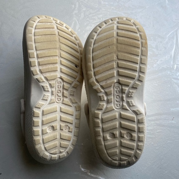 CROCS Kids White Slippers with Fun Charms - Picture 14 of 15